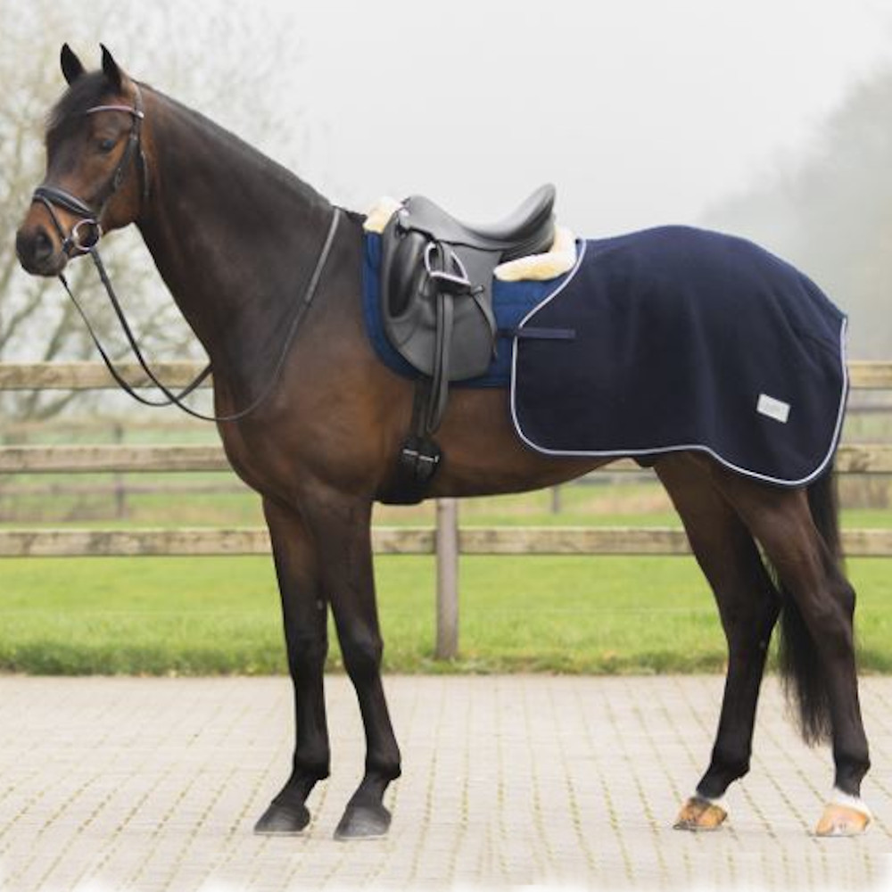 Couvre-reins Polaire Pour Cheval - Taille L (145 Cm) Bleu - Découpe Selle, Ornement Arrière, Fermeture Velcro - Pour échauffement Ou Protection - 2
